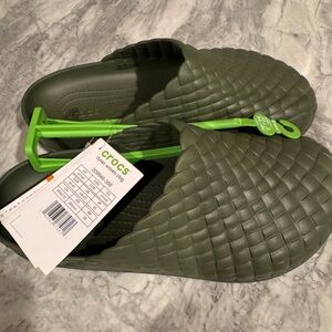 CROCS Dylan Woven Slip-On Clog in Olive Green. NWT. Men’s 7/Women’s 9